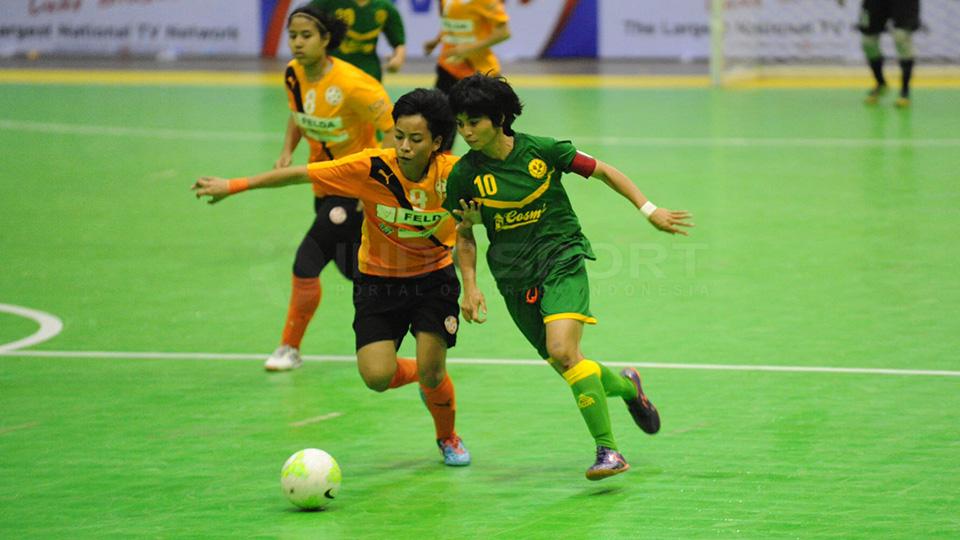 Kawal. Kapten tim futsal putri UNJ ditempel ketat oleh pemain Felda United Malaysia.